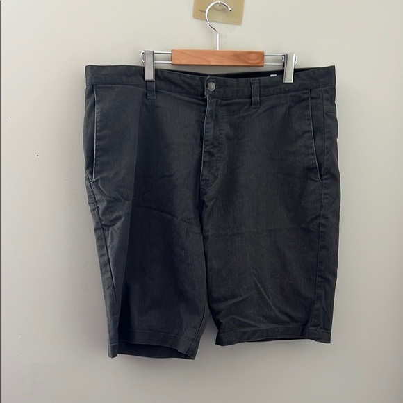 Volcom Black Flat Front Shorts Casual Style - Picture 1 of 3